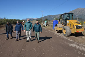 Seremi Saravia inspeccionó obras de mejoramiento Ruta I-45 en San Fernando, cumpliendo compromiso con Junta de Vecinos