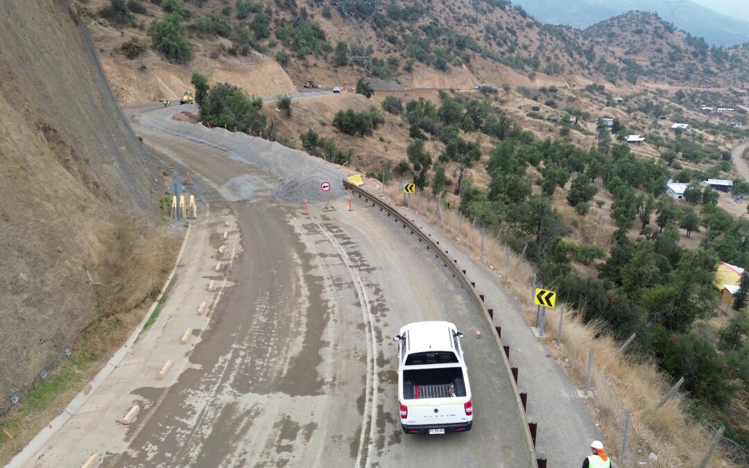 AUTORIDADES INSPECCIONAN AVANCE DE OBRAS DE MEJORAMIENTO DE LA RUTA H‑45‑G EN SECTOR CUESTA CHADA