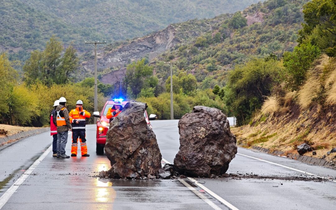 MOP O’HIGGINS REALIZA LABORES DE LIMPIEZA POR DESPRENDIMIENTO DE ROCAS EN RUTA DEL ÁCIDO H-35