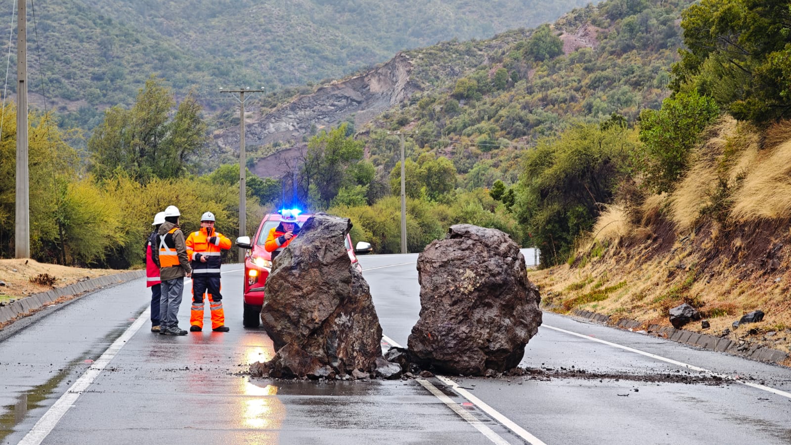 MOP O’HIGGINS REALIZA LABORES DE LIMPIEZA POR DESPRENDIMIENTO DE ROCAS EN RUTA DEL ÁCIDO H-35